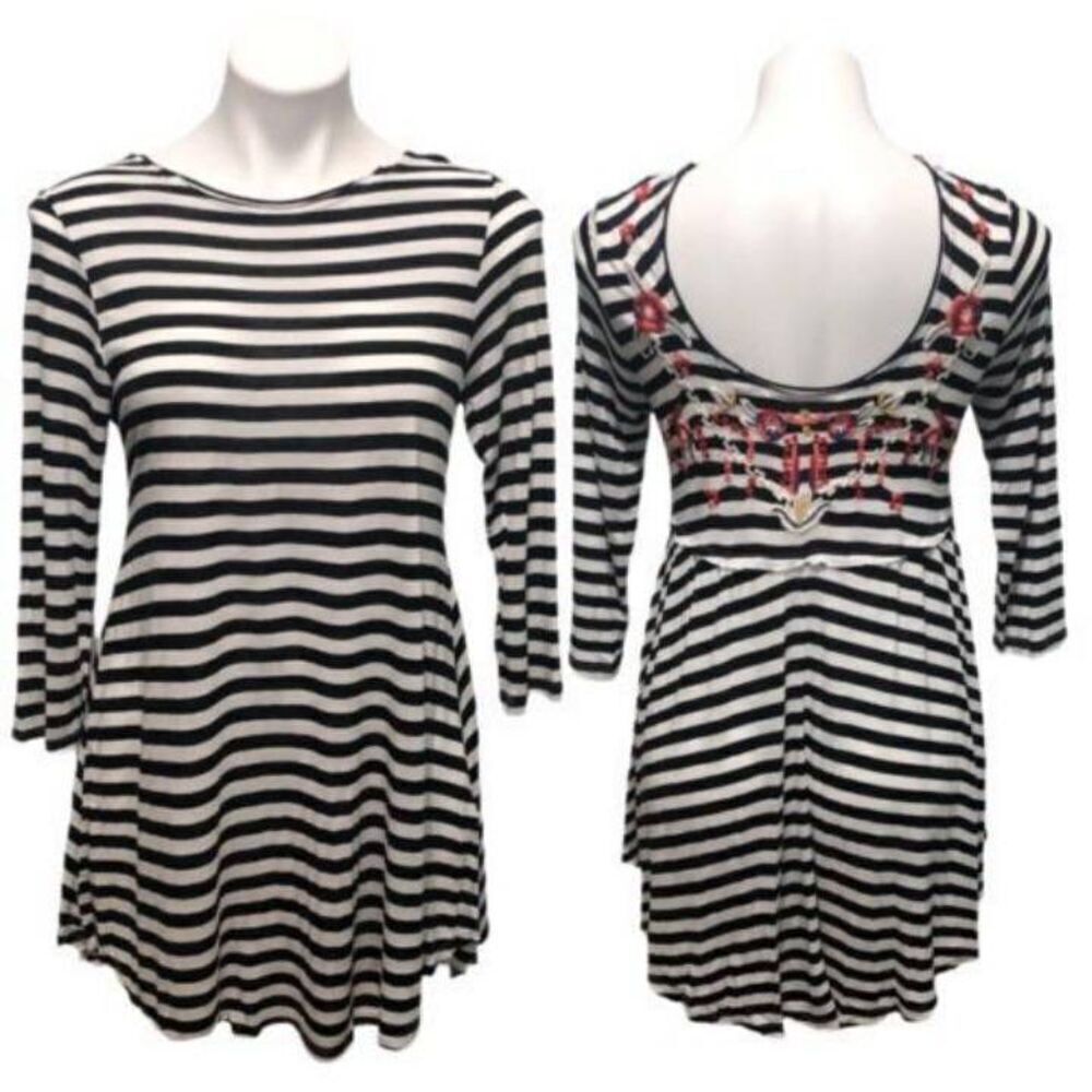 CAITE BLACK & WHITE BOHO-INSPIRED TUNIC W/FLORAL EMBROIDERY ON BACK SZ.S EUC.